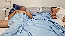 Fidanzata arrapata si intrufola in camera dell'amico per divertimento mattutino