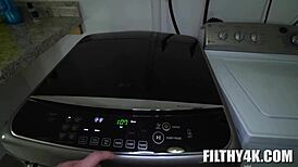 أخت زوجة الليالي تتفقد زبي في غرفة الغسيل