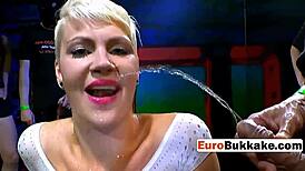 Lyhytukkainen kaunotar käsittelee useita lihavia kyrpiä villissä blowbangissa