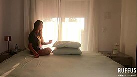 Morena safada invade quarto do parente para fumar e fode com ele até gozada na buceta - ana rothbard - completo no red