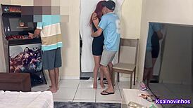 hey, check this esposa cheating right next to her clueless husband!