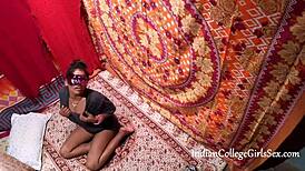 Indijska devojka doživljava intenzivan orgazam od prstiju