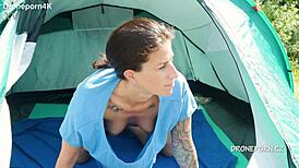 Nudistická milf chycena na skryté kameře pod blůzou