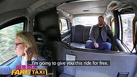 Hei, supir taksi berpayudara besar, mau ngewe cowok beruntung ini dan telan?