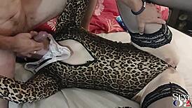 MILF loira em saltos e meias apanha cachorrinho, com lambida de bunda POV