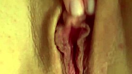 피어싱 젖꼭지 드러내 젖은 보지 정액 흘리다