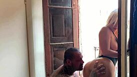 Cara grande, você está fodendo minha buceta muito bruto!