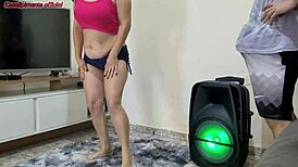 minha linda enteada dançando me deixa louco pra transar. sem camisinha, só quero ela agora!