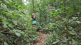 fazendo uma caminhada bem a vontade pela cachoeira, sentindo a agua no corpo