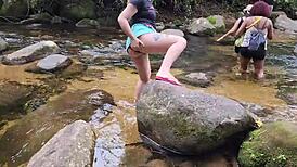 fazendo uma caminhada bem a vontade pela cachoeira, sentindo a agua no corpo