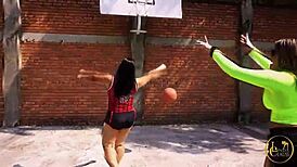 Mi amiga y yo nos pusimos salvajes chorreando juntas en la sauna