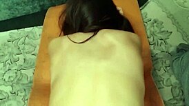 Oye, mira este close-up de acción anal con culo peludo en perrito