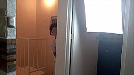 Vuoi vedere Dana e Luna che spiano il coinquilino?