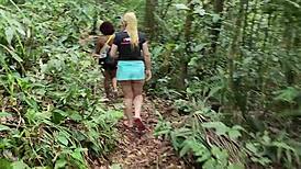 fazendo uma caminhada bem a vontade pela cachoeira, sentindo a agua no corpo