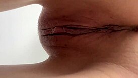 Dia kentut kuat, jiran bang dinding, tapi aku masih jilat close-up.