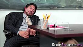 Zayıf 18+ genç sınıfta gerçek sert sikiş sahnesi