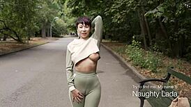 Zabawa camel-toe z zabawką na zewnątrz publicznie