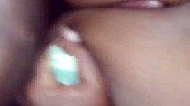 Зрела ебони титфак у колима