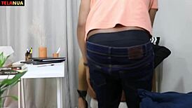 A secretária Julia Fontanelli helps the newbie with handjob and threesome in office