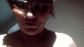 Nimfomanska pastorka MILF ponuja rit v skrivnem kotičku spalnice.