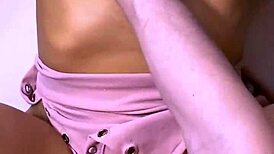 Mieszkanie zmienia się w idealne miejsce na intymne spotkania kumpla i kochanki