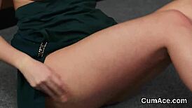 Ez a flörtölős bombázó hatalmas spermaterhelést kapott az arcára, lenyelve minden cseppet.