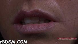 Εκπληκτική κούκλα απλώνει το καυτό της μουνί