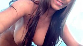 Joven colombiana provoca con tetas grandes y curvas calientes en show de webcam