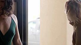 Латиноамериканска и европейска милф се гмуркат в гореща междурасова лесбийска игра.