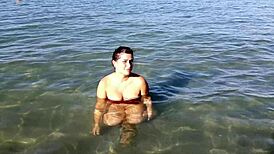 Espionner une fille à la plage, la toucher, sperme sur le visage... je suis choqué !