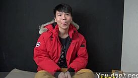 Chico japonés joven gay se pajea en la ducha