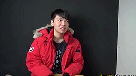 Chico japonés joven gay se pajea en la ducha