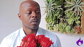 دينغ دونغ! سوبر كارين تركب زب عامل التوصيل الكبير خلف ظهر زوجها