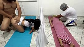 Bedräger japansk milf knullad av sexig massör bredvid fru