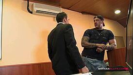 Une cougar espagnole rousse se fait doublement enculer et reçoit un facial au boulot !