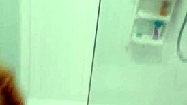 Jenter driver intense onanisesjoner sammen