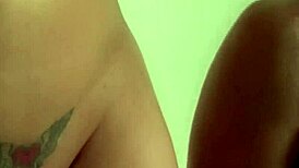 Wow, Deauxma și tâțele ei mari domină în acțiune udă la duș!