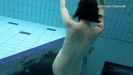 गेजल पॉडवॉडकोवा, मेरी नंगी खूबसूरती पानी के नीचे पूल में देखना चाहते हो?