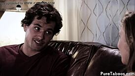 Грудастая мачеха шепчет: Подойди ближе, дай мне оседлать тебя на всю ночь. Она дразнит каждым движением. Пасынок не устоит перед ее большими сиськами в крупном плане. Ее соблазнение слишком сильное.