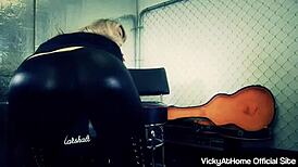 Hot Groupie Vicky Vette Blowjobs Until Cum on Tits