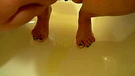 Milf accarezza culo da vicino, poi mostra fica dentro mentre piscia