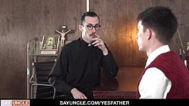 Iso kyrväinen pappi läpsii ja spermaa sisään teini poikaan!