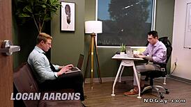 Compañeros de trabajo gays hacen rimming y follar anal en oficina