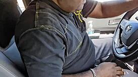 Hijab muslimsk kvinde spreder bredt og tisser udendørs for fremmed i bil