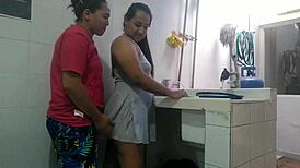 hoy mi amor amaneci muy cachonda mientras estoy lavando la ropa me llega por detras y me agarra el culo no aguanto las ganas y follamos en el lavadero