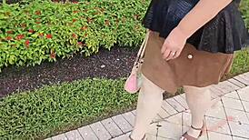 Бабушка берет огромный черный хуй у входной двери