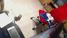 Blond camwhore jebe psí style! Tvrdě cucá ten pták na MyFreeFetishCam!