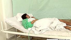 La naiba! Examinare ginecologică se transformă în futere sălbatică cu bunica fără limite