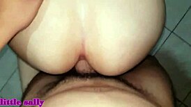 Hei, lihat cewek latin 18 tahun ini membungkuk buat doggystyle!