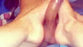 sentindo os pés e solas da namorada no pau